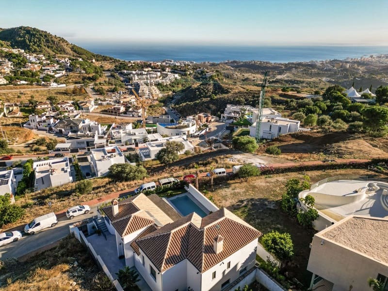 4 bedroom Villa for sale in Mijas with pool garage - € 1,295,000 (Ref: 8342992)