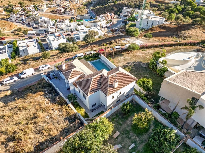 4 bedroom Villa for sale in Mijas with pool garage - € 1,295,000 (Ref: 8342992)