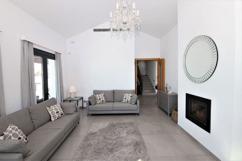 4 bedroom Villa for sale in Mijas with pool garage - € 1,295,000 (Ref: 8342992)