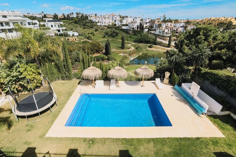 5 bedroom Villa for sale in Estepona with pool garage - € 1,495,000 (Ref: 8342997)