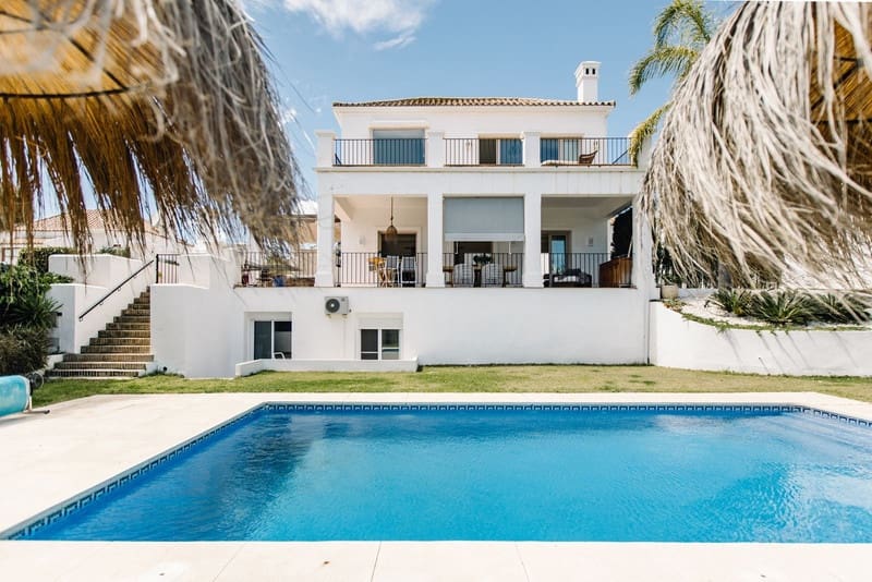 5 bedroom Villa for sale in Estepona with pool garage - € 1,495,000 (Ref: 8342997)