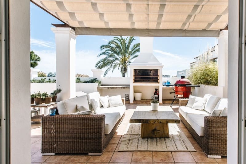5 bedroom Villa for sale in Estepona with pool garage - € 1,495,000 (Ref: 8342997)