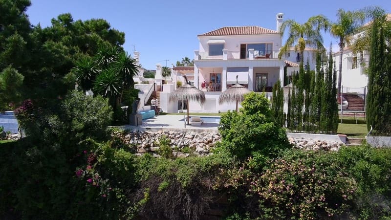 5 bedroom Villa for sale in Estepona with pool garage - € 1,495,000 (Ref: 8342997)