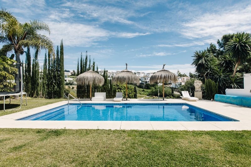 5 bedroom Villa for sale in Estepona with pool garage - € 1,495,000 (Ref: 8342997)