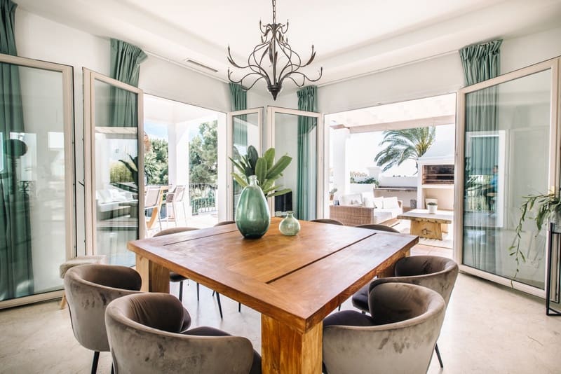 5 bedroom Villa for sale in Estepona with pool garage - € 1,495,000 (Ref: 8342997)