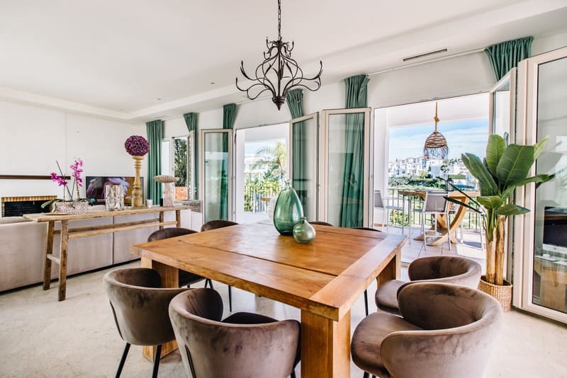 5 bedroom Villa for sale in Estepona with pool garage - € 1,495,000 (Ref: 8342997)