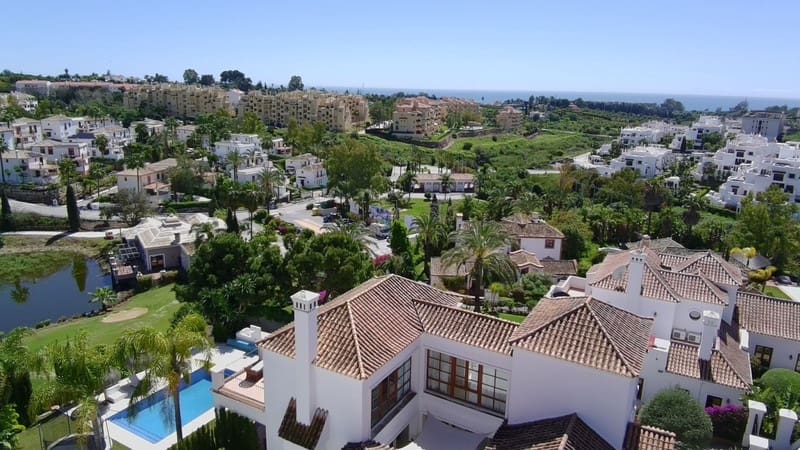 5 bedroom Villa for sale in Estepona with pool garage - € 1,495,000 (Ref: 8342997)