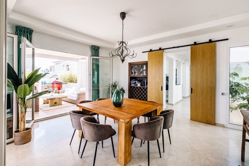 5 bedroom Villa for sale in Estepona with pool garage - € 1,495,000 (Ref: 8342997)