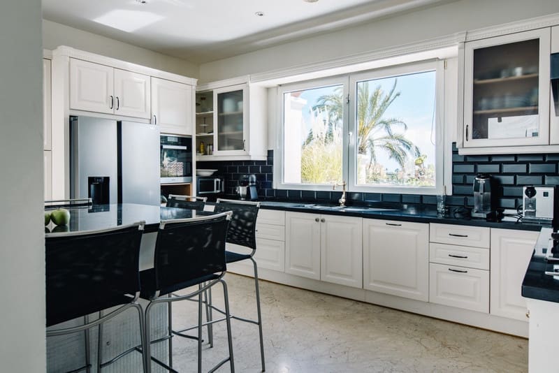 5 bedroom Villa for sale in Estepona with pool garage - € 1,495,000 (Ref: 8342997)