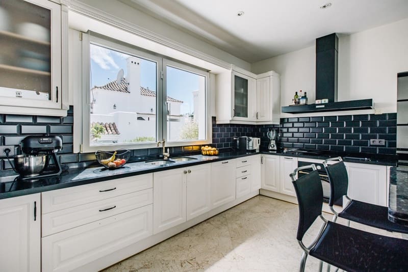 5 bedroom Villa for sale in Estepona with pool garage - € 1,495,000 (Ref: 8342997)