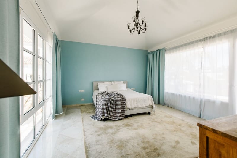 5 bedroom Villa for sale in Estepona with pool garage - € 1,495,000 (Ref: 8342997)