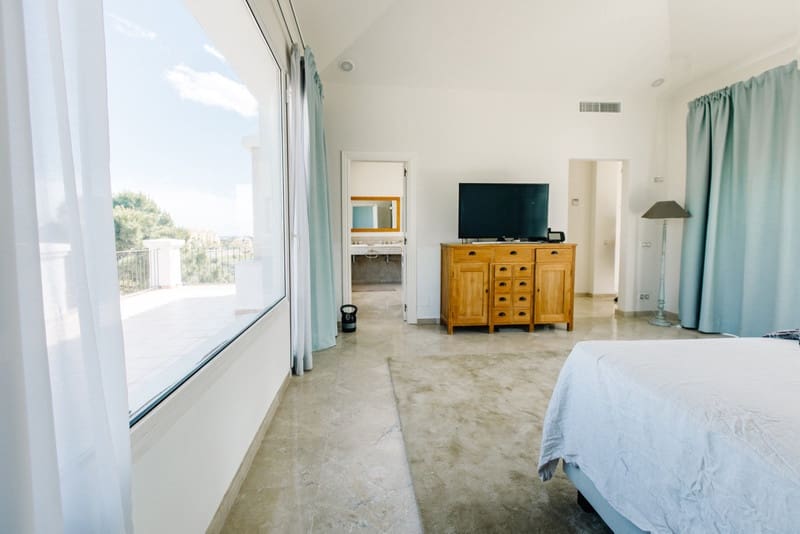 5 bedroom Villa for sale in Estepona with pool garage - € 1,495,000 (Ref: 8342997)