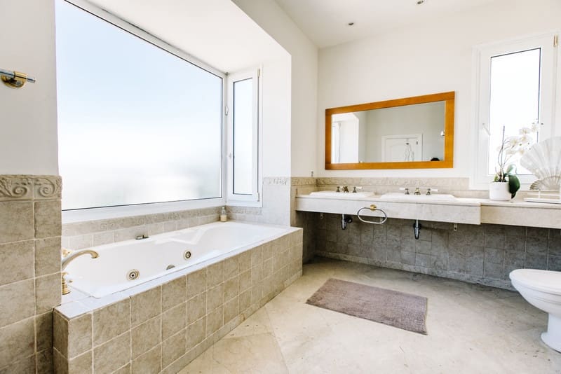 5 bedroom Villa for sale in Estepona with pool garage - € 1,495,000 (Ref: 8342997)