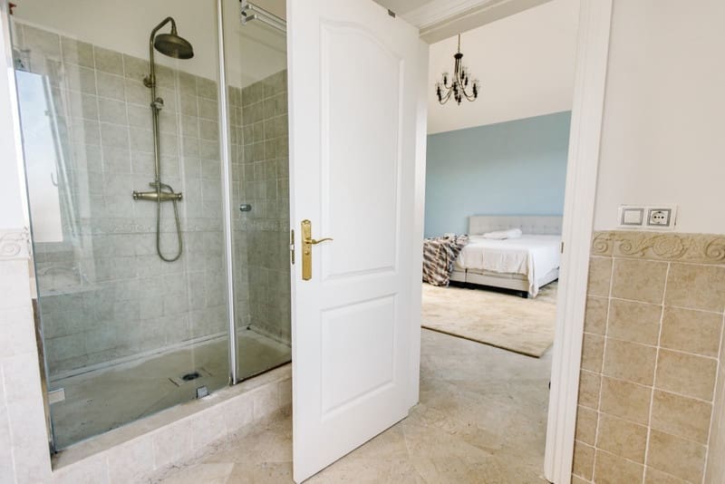 5 bedroom Villa for sale in Estepona with pool garage - € 1,495,000 (Ref: 8342997)