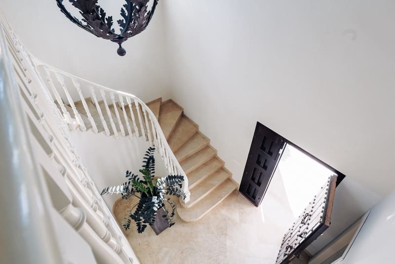 5 bedroom Villa for sale in Estepona with pool garage - € 1,495,000 (Ref: 8342997)