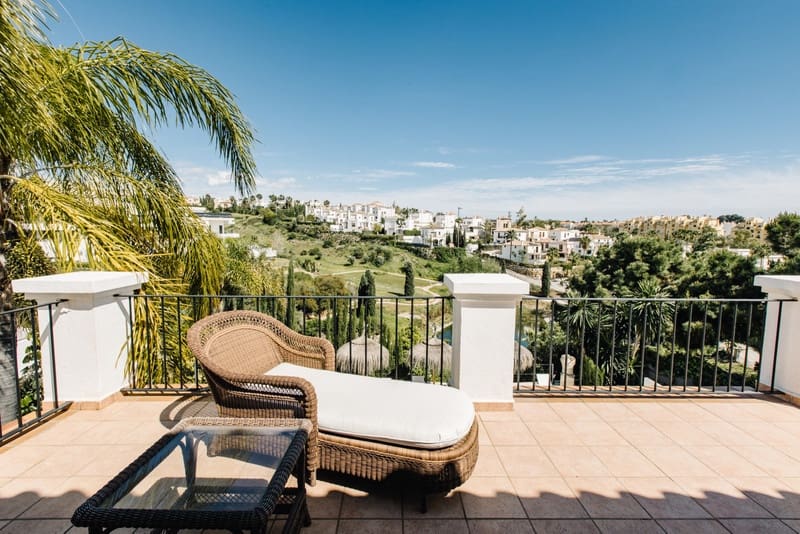 5 bedroom Villa for sale in Estepona with pool garage - € 1,495,000 (Ref: 8342997)