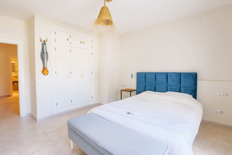 5 bedroom Villa for sale in Estepona with pool garage - € 1,495,000 (Ref: 8342997)