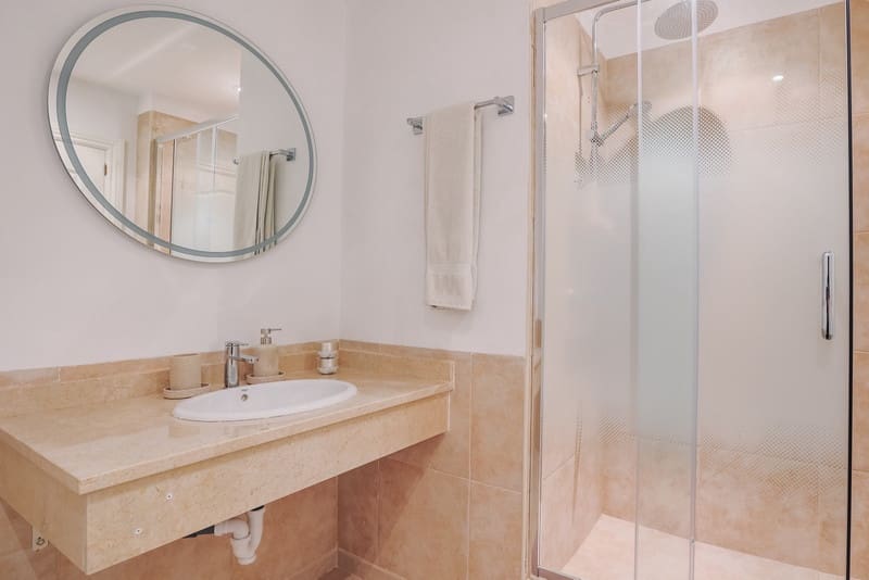 5 bedroom Villa for sale in Estepona with pool garage - € 1,495,000 (Ref: 8342997)