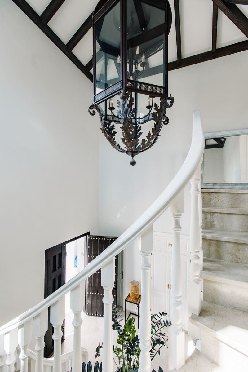 5 bedroom Villa for sale in Estepona with pool garage - € 1,495,000 (Ref: 8342997)