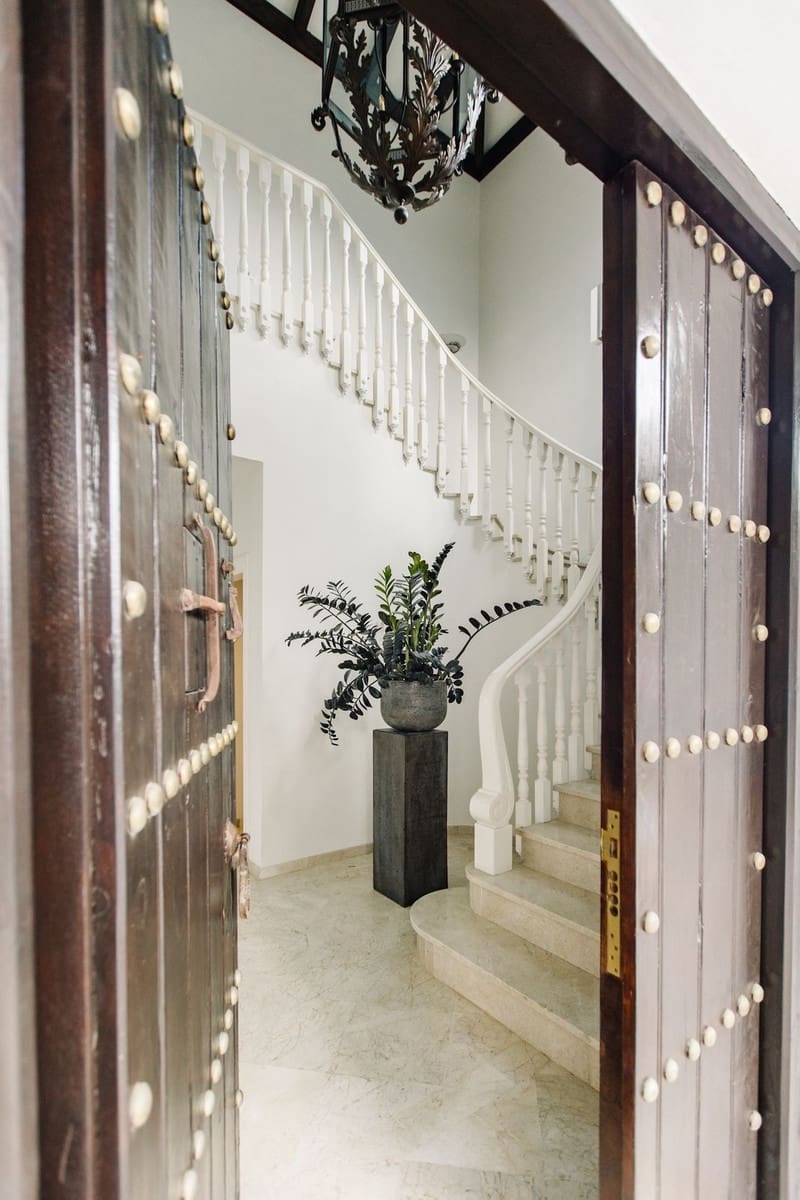 5 bedroom Villa for sale in Estepona with pool garage - € 1,495,000 (Ref: 8342997)