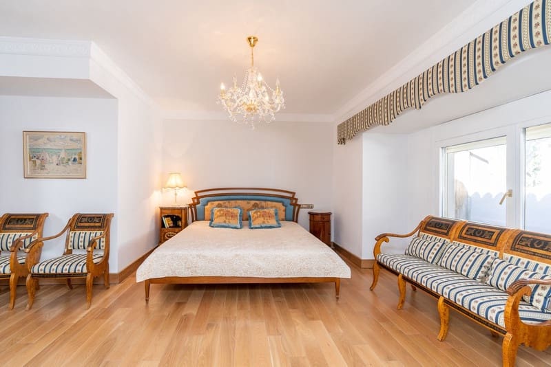 5 bedroom Villa for sale in Benahavis with pool garage - € 1,900,000 (Ref: 8342998)