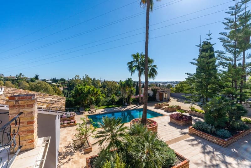 5 bedroom Villa for sale in Benahavis with pool garage - € 1,900,000 (Ref: 8342998)