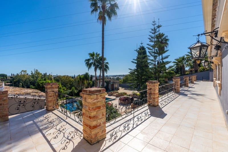 5 bedroom Villa for sale in Benahavis with pool garage - € 1,900,000 (Ref: 8342998)