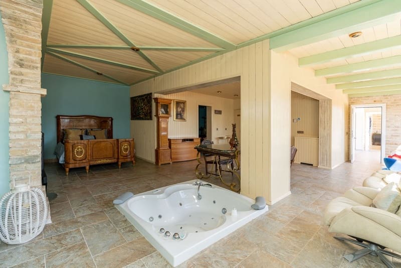 5 bedroom Villa for sale in Benahavis with pool garage - € 1,900,000 (Ref: 8342998)