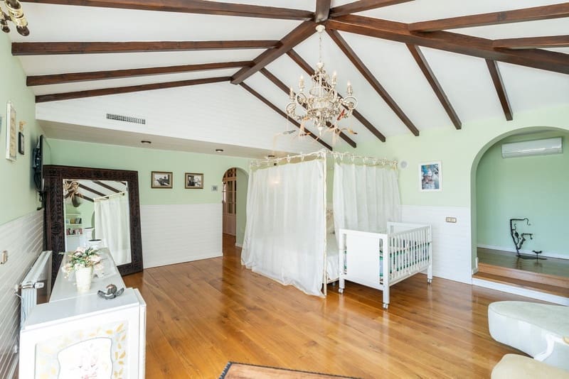 5 bedroom Villa for sale in Benahavis with pool garage - € 1,900,000 (Ref: 8342998)