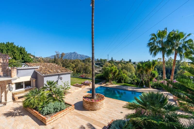 5 bedroom Villa for sale in Benahavis with pool garage - € 1,900,000 (Ref: 8342998)