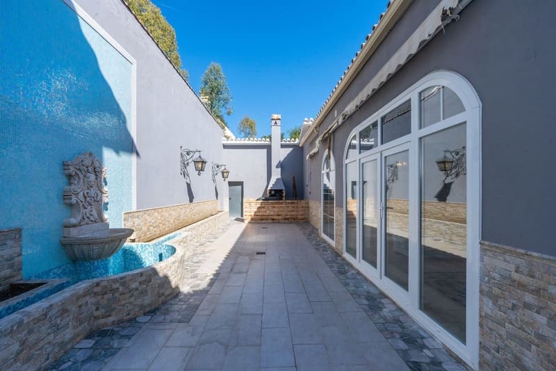 5 bedroom Villa for sale in Benahavis with pool garage - € 1,900,000 (Ref: 8342998)