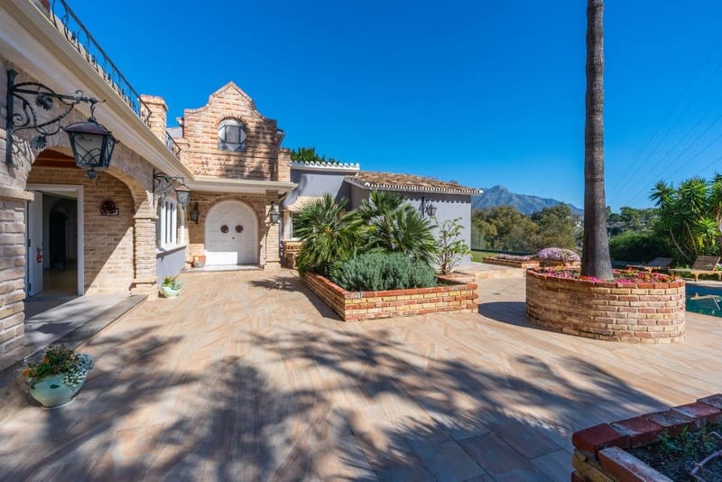 5 bedroom Villa for sale in Benahavis with pool garage - € 1,900,000 (Ref: 8342998)