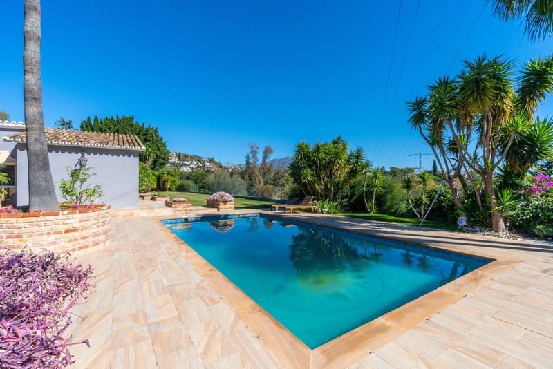 5 bedroom Villa for sale in Benahavis with pool garage - € 1,900,000 (Ref: 8342998)