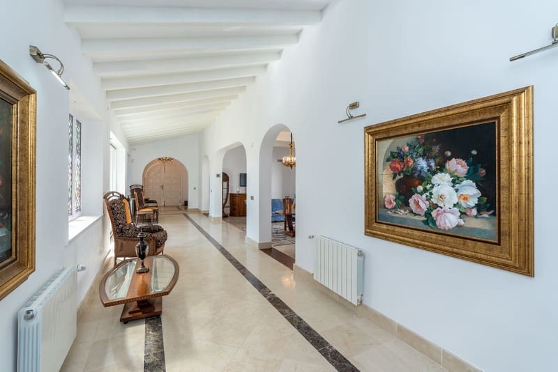 5 bedroom Villa for sale in Benahavis with pool garage - € 1,900,000 (Ref: 8342998)