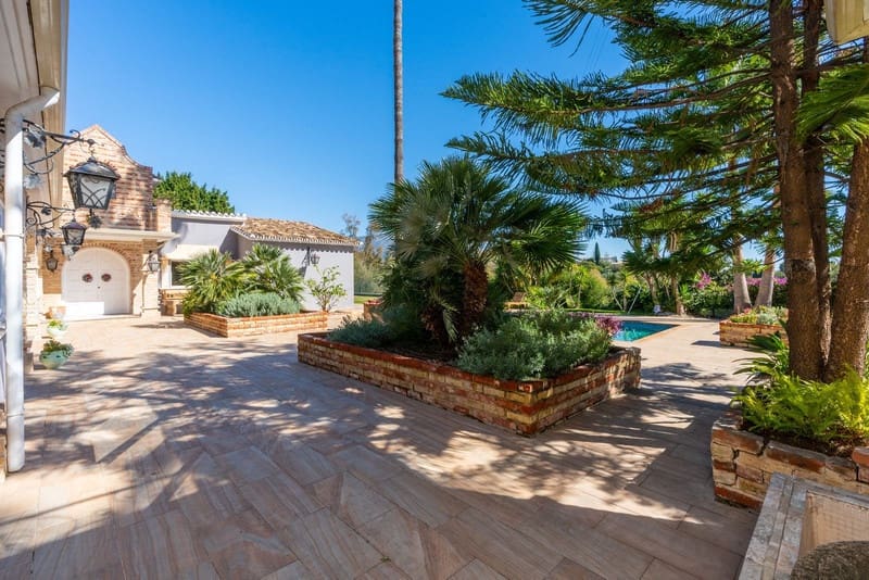5 bedroom Villa for sale in Benahavis with pool garage - € 1,900,000 (Ref: 8342998)