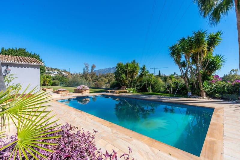 5 bedroom Villa for sale in Benahavis with pool garage - € 1,900,000 (Ref: 8342998)