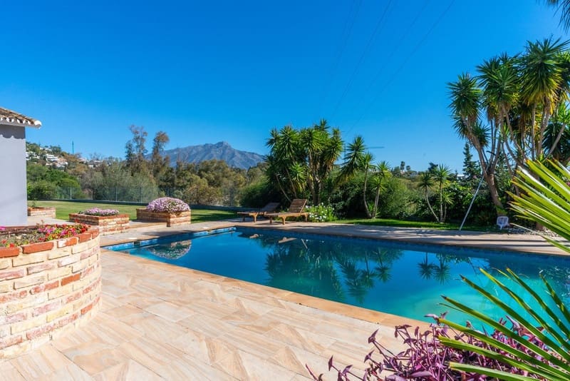 5 bedroom Villa for sale in Benahavis with pool garage - € 1,900,000 (Ref: 8342998)