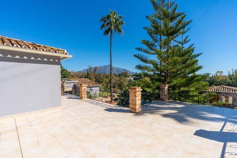 5 bedroom Villa for sale in Benahavis with pool garage - € 1,900,000 (Ref: 8342998)