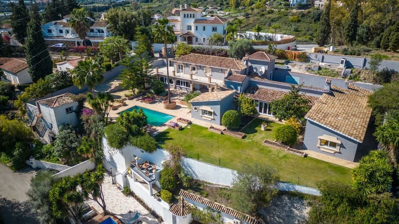 5 bedroom Villa for sale in Benahavis with pool garage - € 1,900,000 (Ref: 8342998)