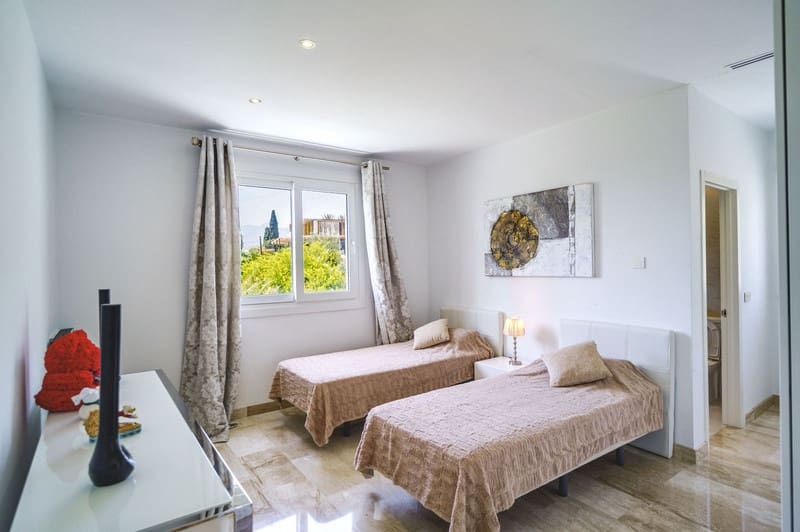 4 bedroom Villa for sale in Marbella with pool garage - € 2,450,000 (Ref: 8344654)