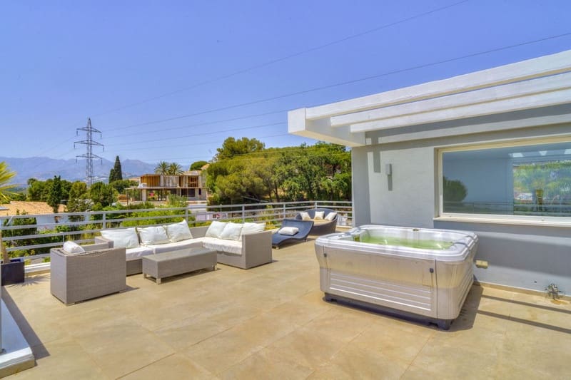 4 bedroom Villa for sale in Marbella with pool garage - € 2,450,000 (Ref: 8344654)