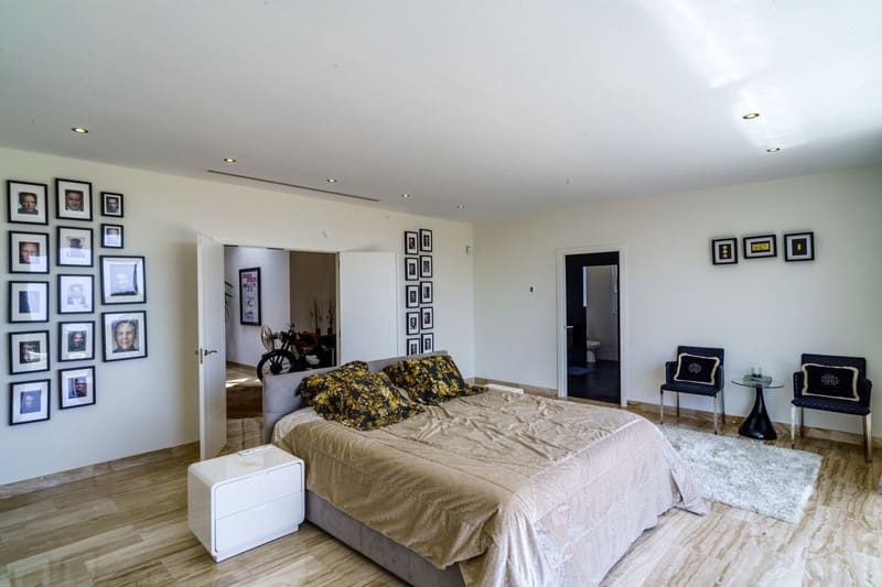 4 bedroom Villa for sale in Marbella with pool garage - € 2,450,000 (Ref: 8344654)