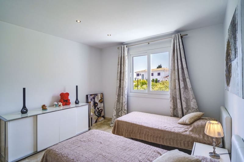 4 bedroom Villa for sale in Marbella with pool garage - € 2,450,000 (Ref: 8344654)