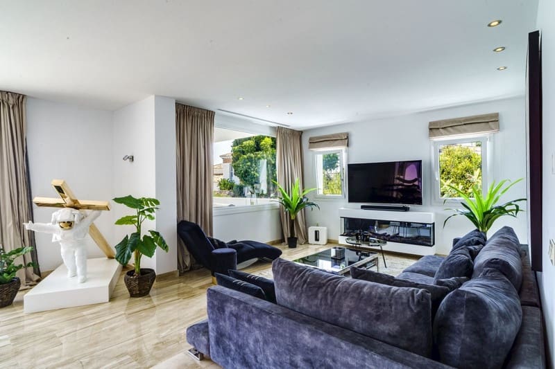 4 bedroom Villa for sale in Marbella with pool garage - € 2,450,000 (Ref: 8344654)