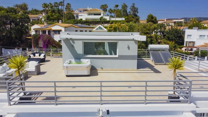 4 bedroom Villa for sale in Marbella with pool garage - € 2,450,000 (Ref: 8344654)