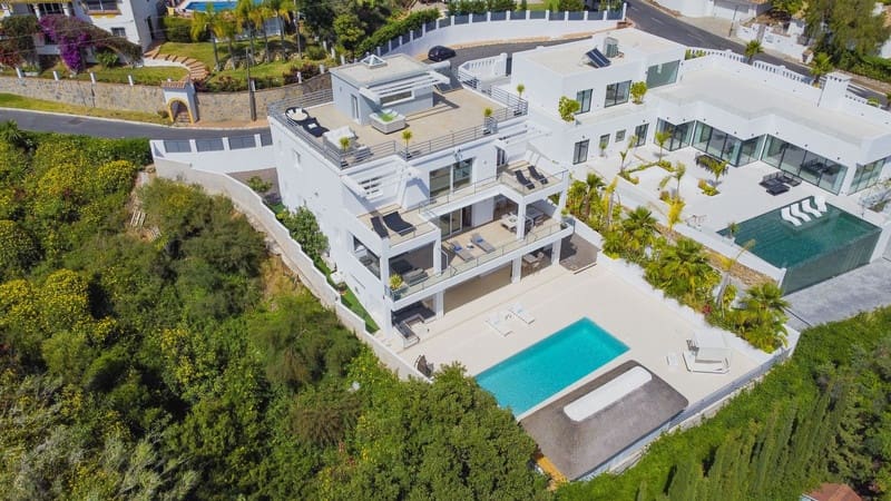 4 bedroom Villa for sale in Marbella with pool garage - € 2,450,000 (Ref: 8344654)