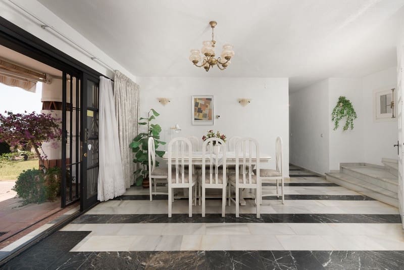 3 bedroom Villa for sale in Estepona with pool garage - € 1,050,000 (Ref: 8365854)