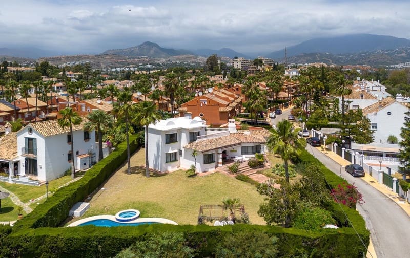 3 bedroom Villa for sale in Estepona with pool garage - € 1,050,000 (Ref: 8365854)