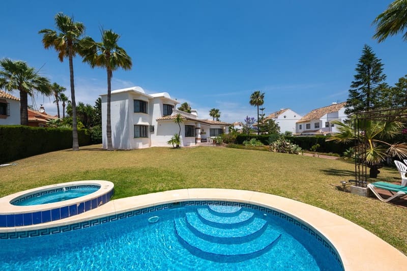 3 bedroom Villa for sale in Estepona with pool garage - € 1,050,000 (Ref: 8365854)