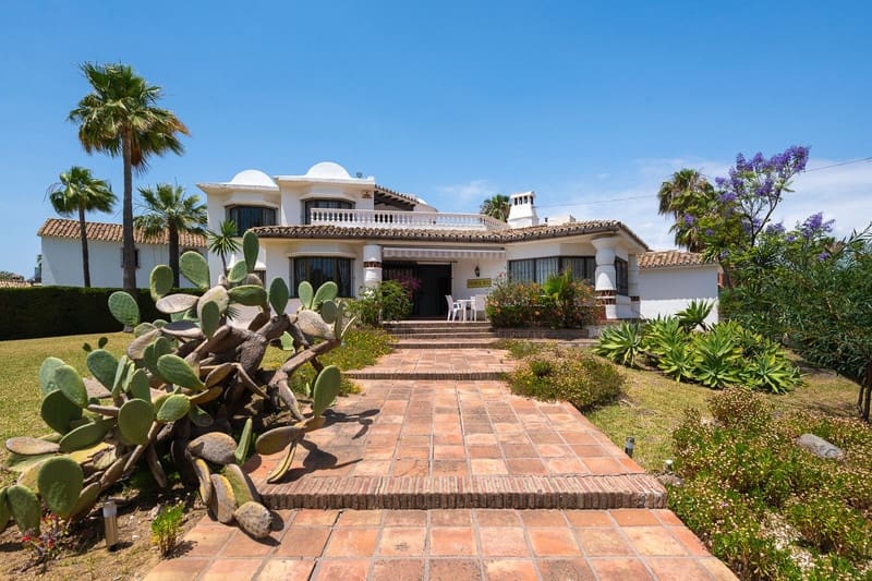 3 bedroom Villa for sale in Estepona with pool garage - € 1,050,000 (Ref: 8365854)